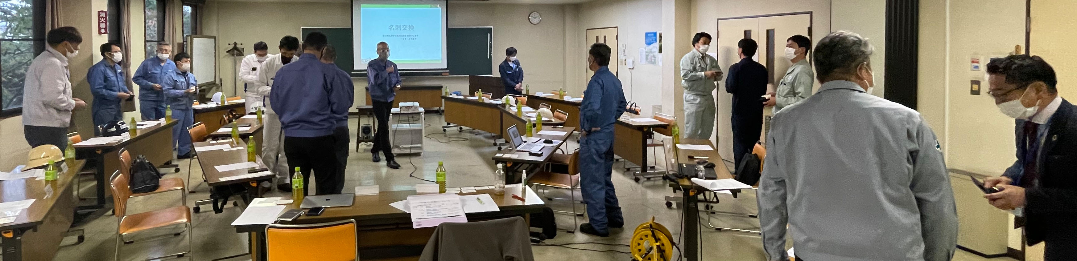 写真2 名刺交換会(初めて名刺を使う人も)
